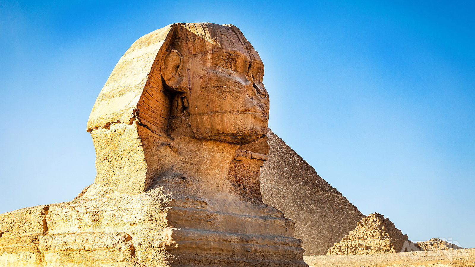 Het 60m lange sfinxbeeld ligt voor de piramide van Chefrenen