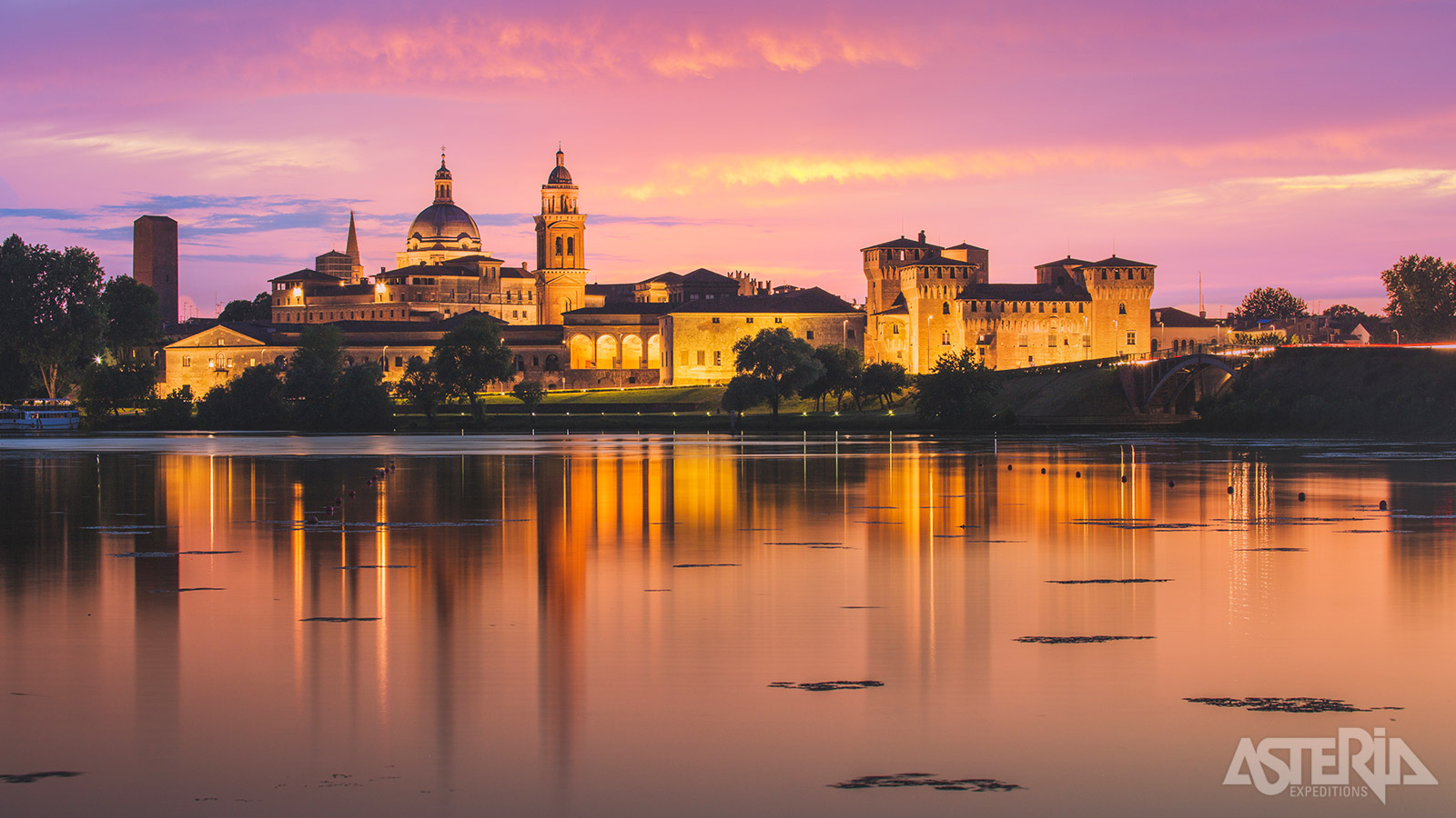 Mantova wordt langs 3 zijden omgeven door grote meren die van water worden voorzien door de Mincio-rivier