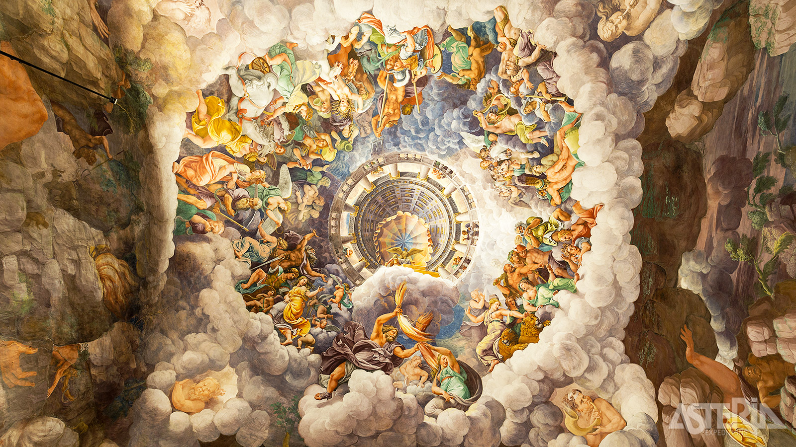 Het interieur van het Palazzo Te is beroemd vanwege de overvloedige fresco’s ontworpen door Giulio Romano