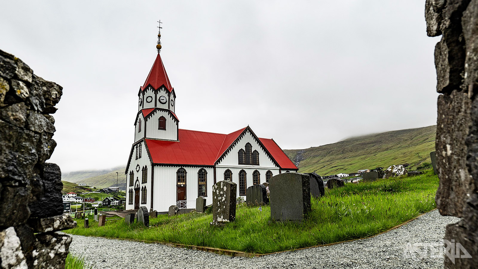 Met haar iconische rode dak en witte gevel is de Sandavágur kerk een fotogeniek pronkstuk