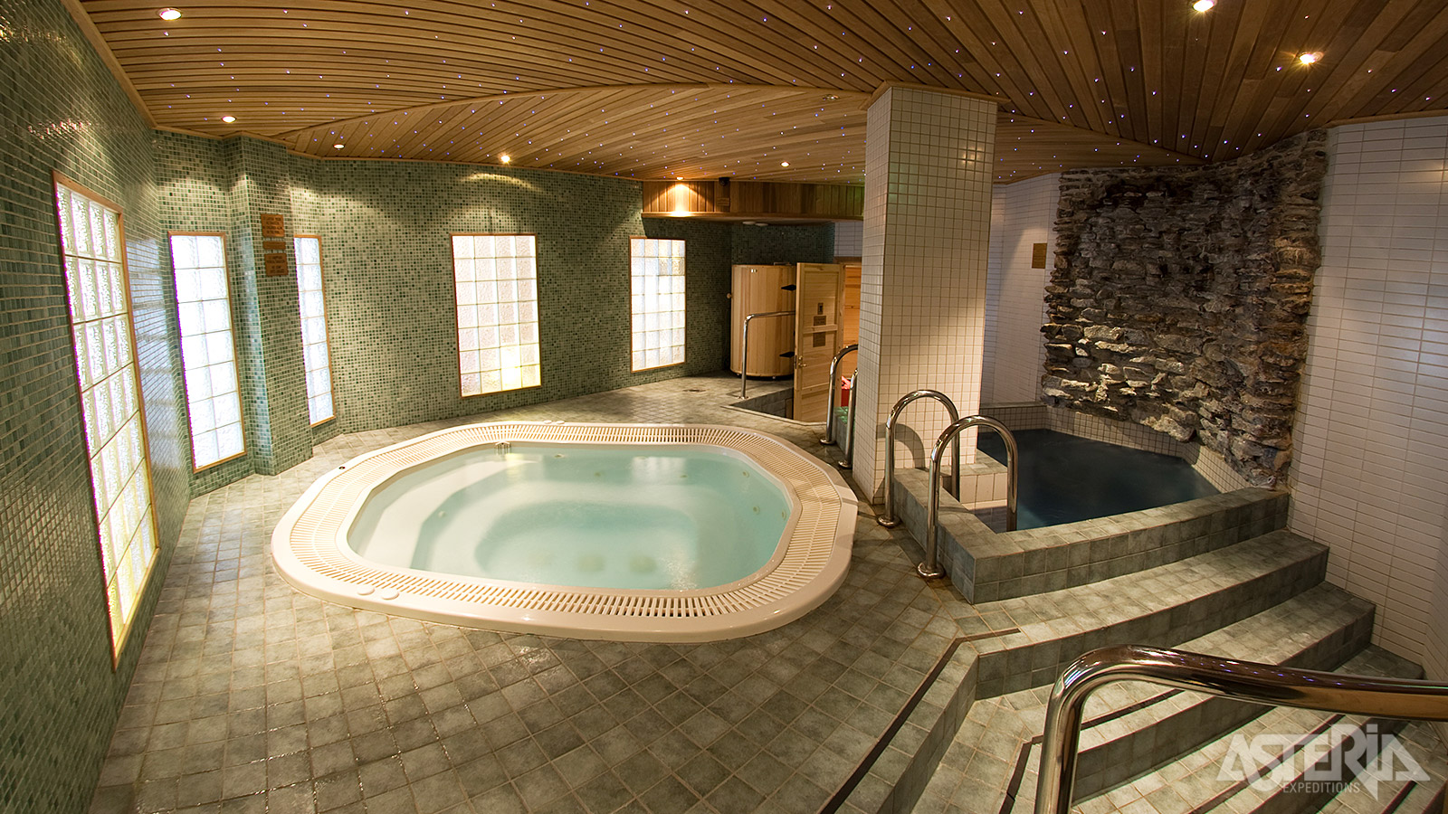 In het hoofdgebouw van het Hullu Poro ****hotel vind je een spa met sauna,’s, douches, bubbelbad...