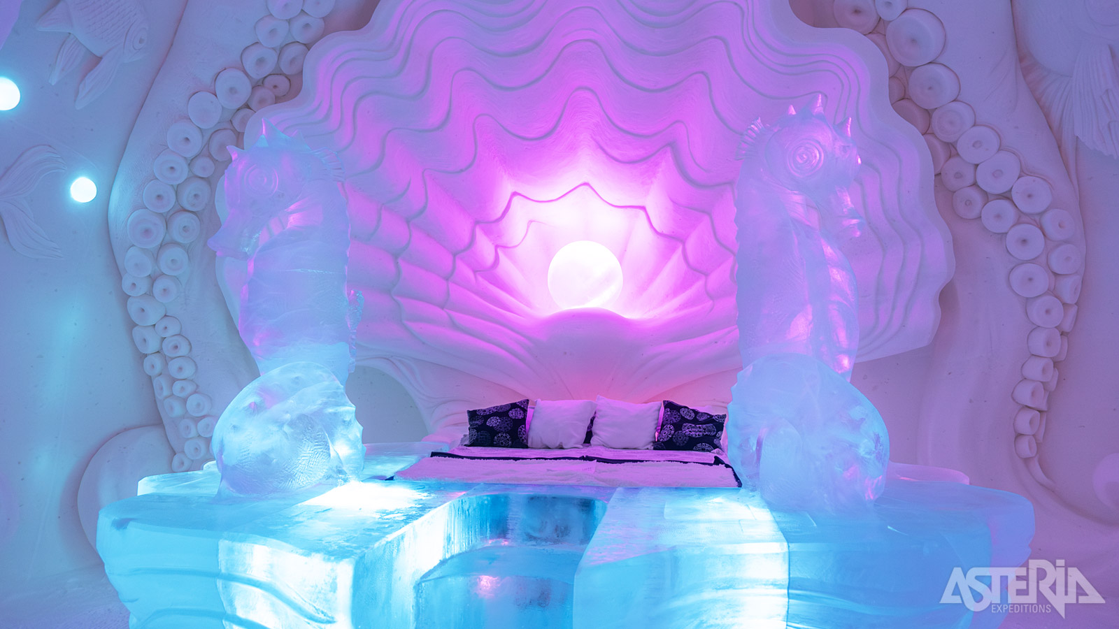 De verschillende Ice Suites van het Snow Village zijn unieke pareltjes van getalenteerde ijskunstenaars of carvers