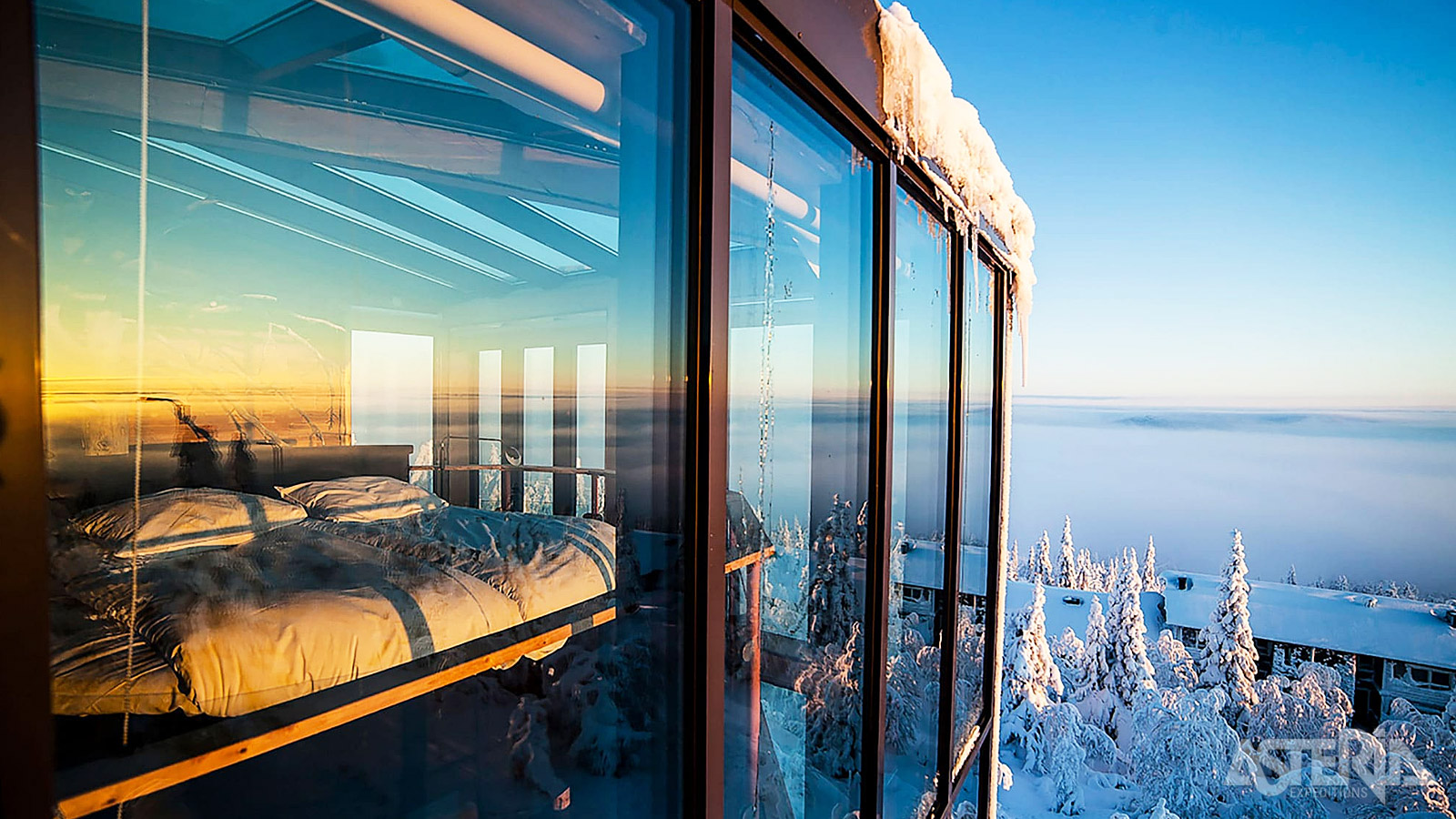 Het grote ramen van een Aurora View Suite bieden een prachtig zicht op de lager gelegen vallei en de noordelijke sterrenhemel