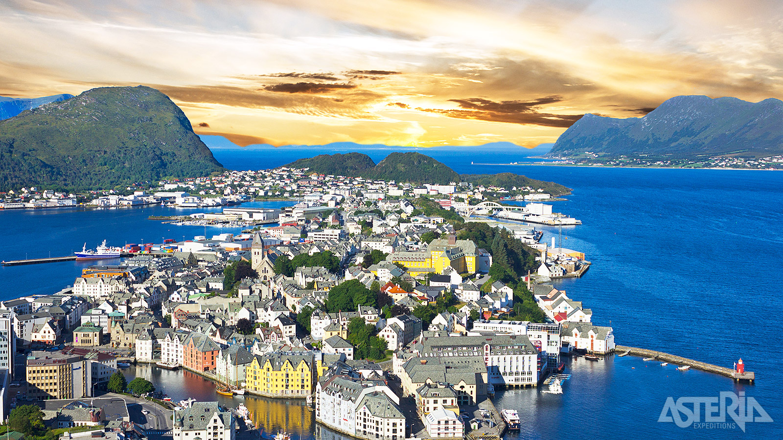 Het vissersstadje Ålesund wordt weleens het Venetië van Noorwegen genoemd, door de vele kanalen in het centrum