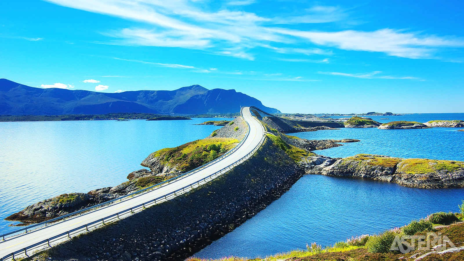 De Atlantic Road of Atlanterhavsvegen is een unieke weg die je langs de kust en over de het water naar verschillende eilanden brengt