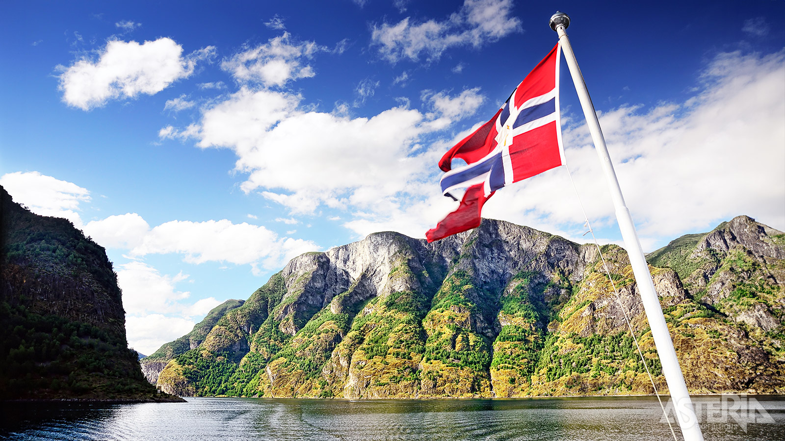 Aurlandsfjord is beroemd om zijn diepe blauwe water, steile bergen en pittoreske dorpjes