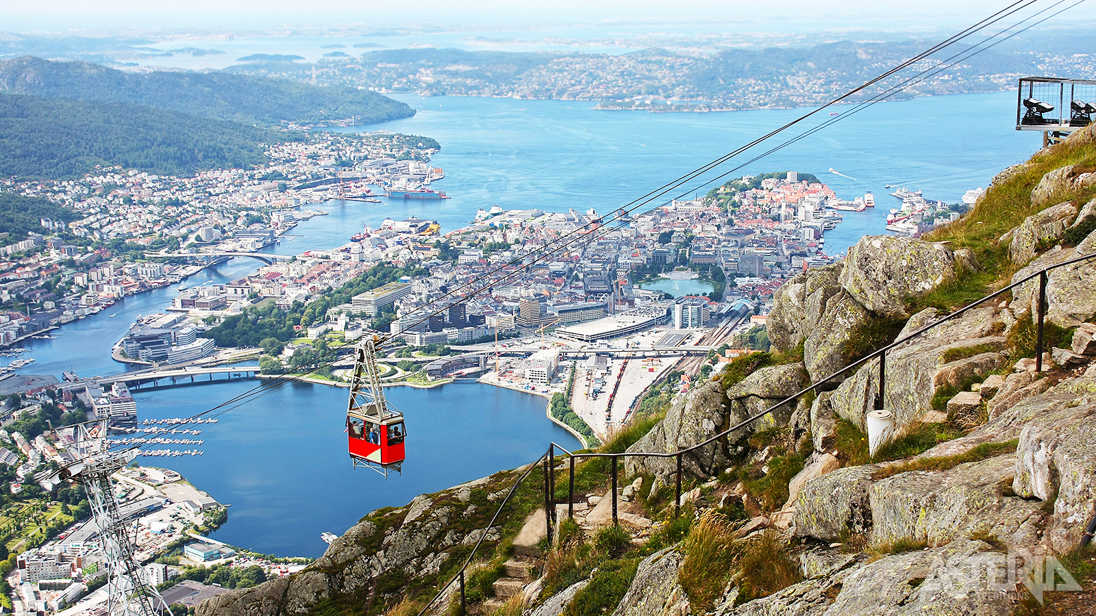 De traditionele Fløibanen is een kabellift die je meeneemt tot aan het klassieke en beroemde uitzicht over Bergen