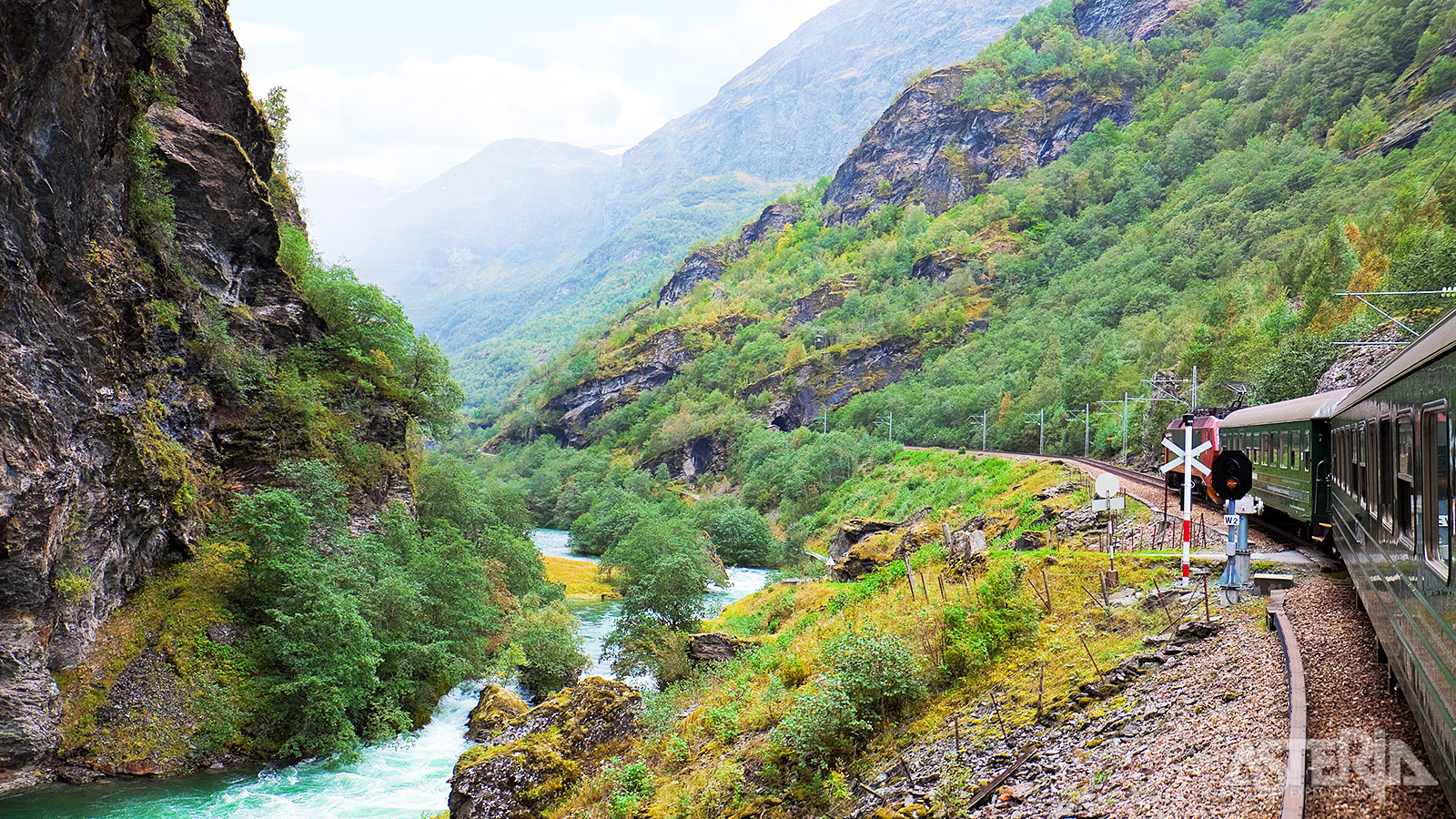 De Flamsbana loopt van Myrdal naar Flåm, dwars door de machtige fjorden