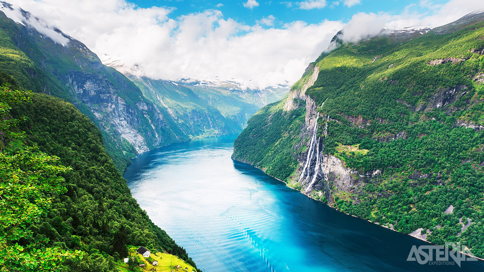 De Seven Sisters waterval is de beroemdste en meest gefotografeerde waterval in het Geirangerfjord