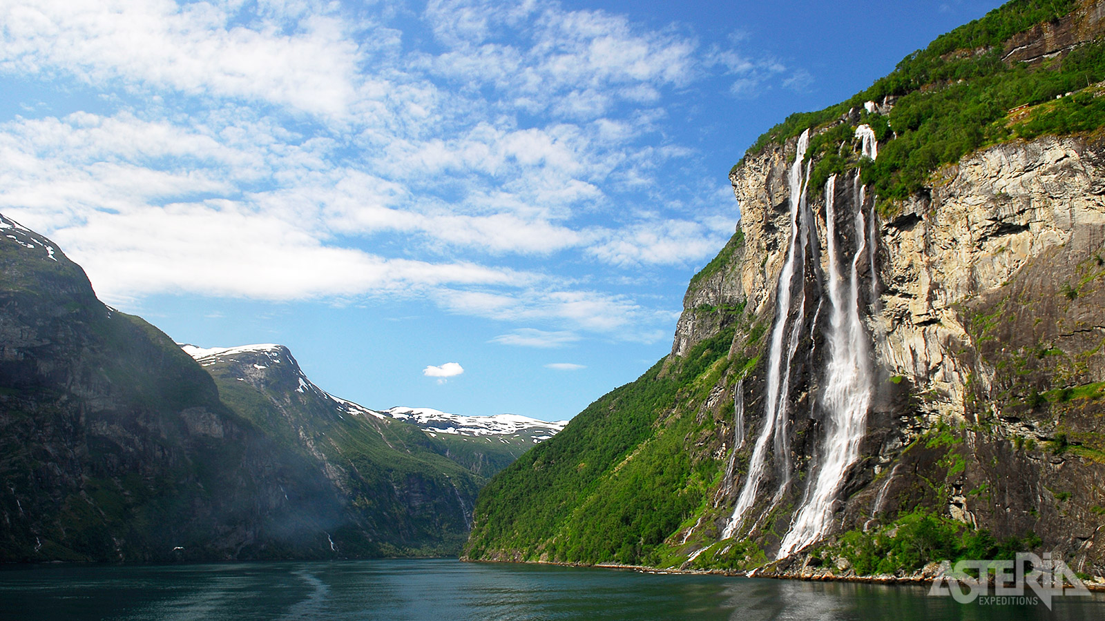 De Seven Sisters waterval is de beroemdste en meest gefotografeerde waterval in het Geirangerfjord