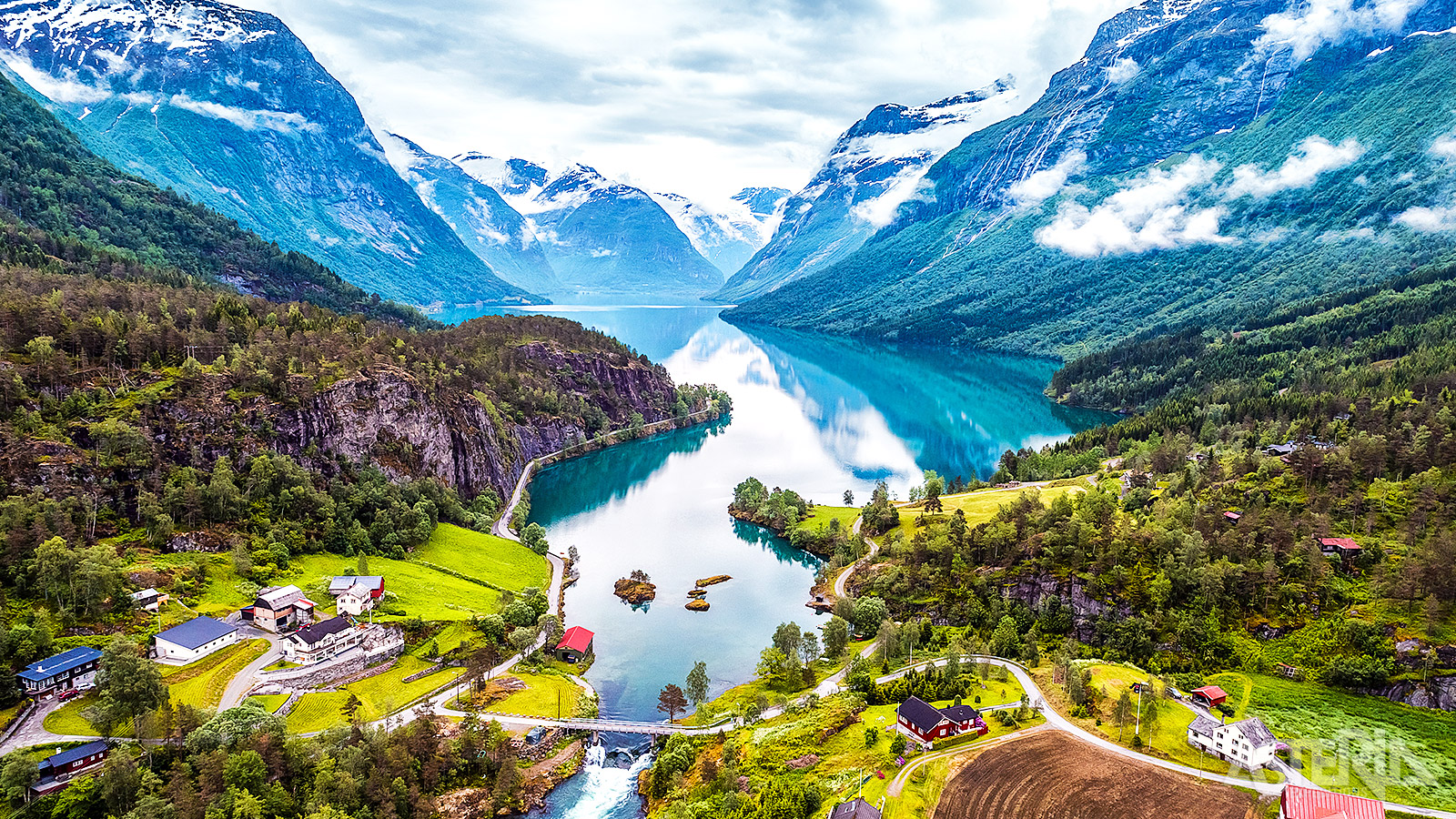 Het diepblauwe Geirangerfjord wordt omgeven door majestueuze, met sneeuw bedekte bergtoppen