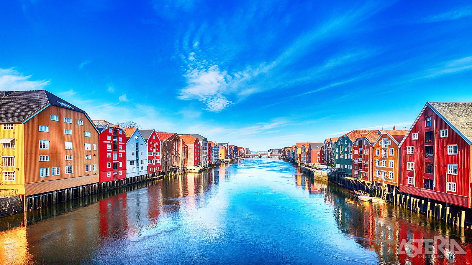 De houten huizen in het stadshart geven Trondheim haar karakteristieke Noorse sfeer