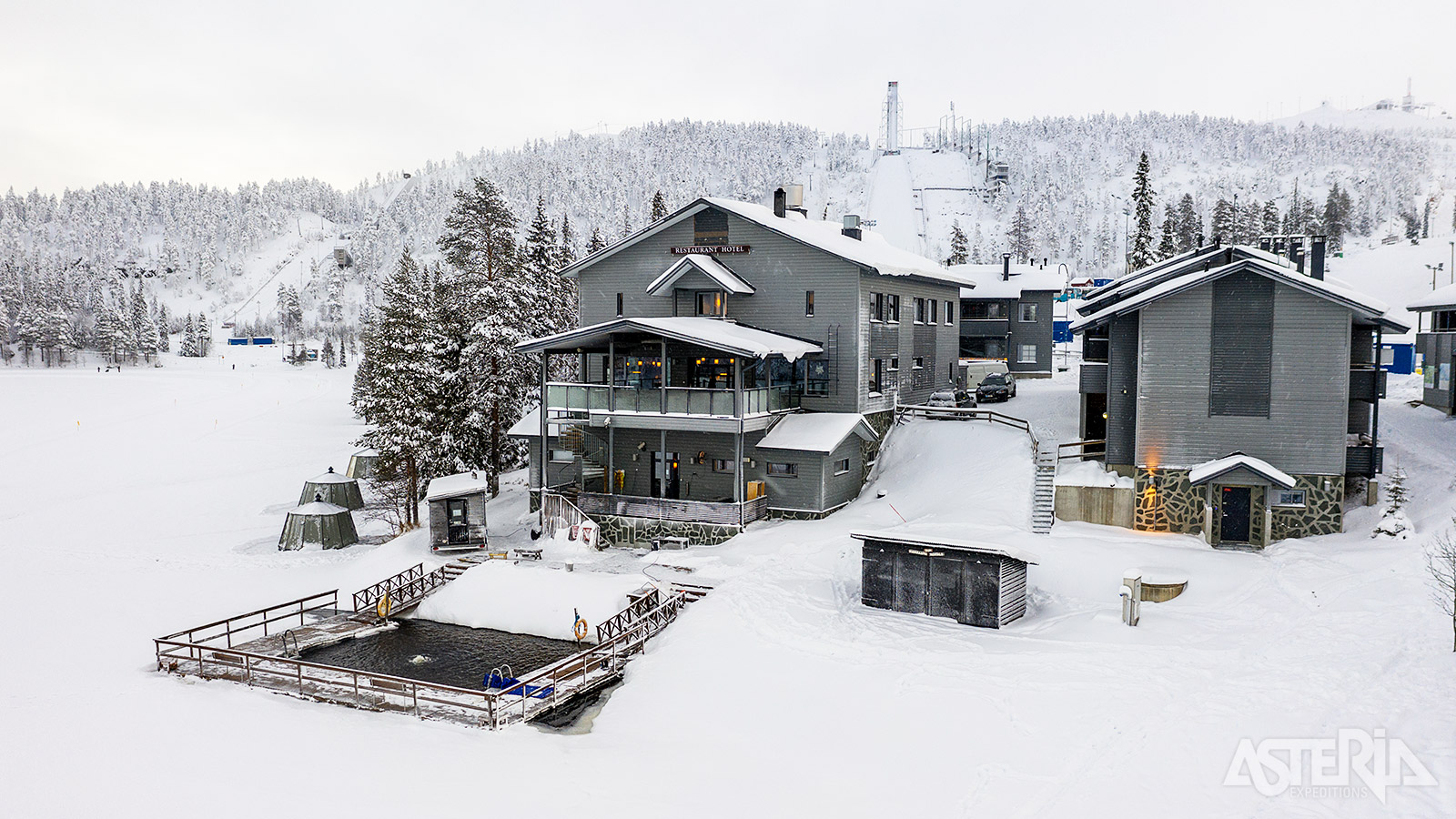 Het hotel ligt op wandelafstand van het centrum en de pistes komen tot aan het hotel