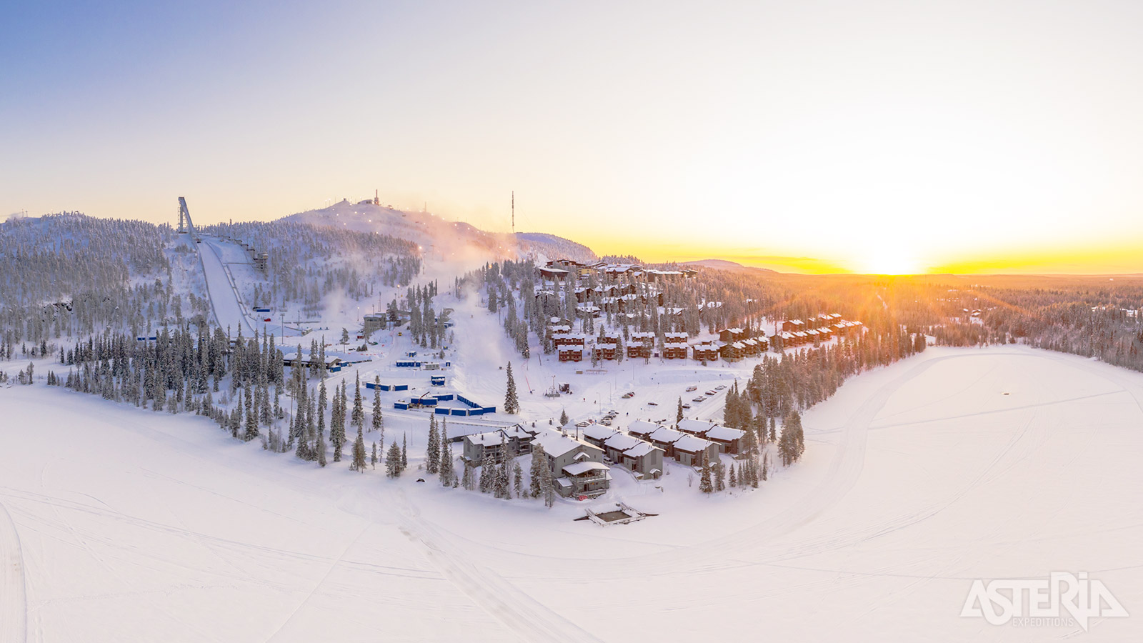 Het hotel ligt aan de voet van de skipistes en vanaf het meer wordt het noorderlicht regelmatig waargenomen