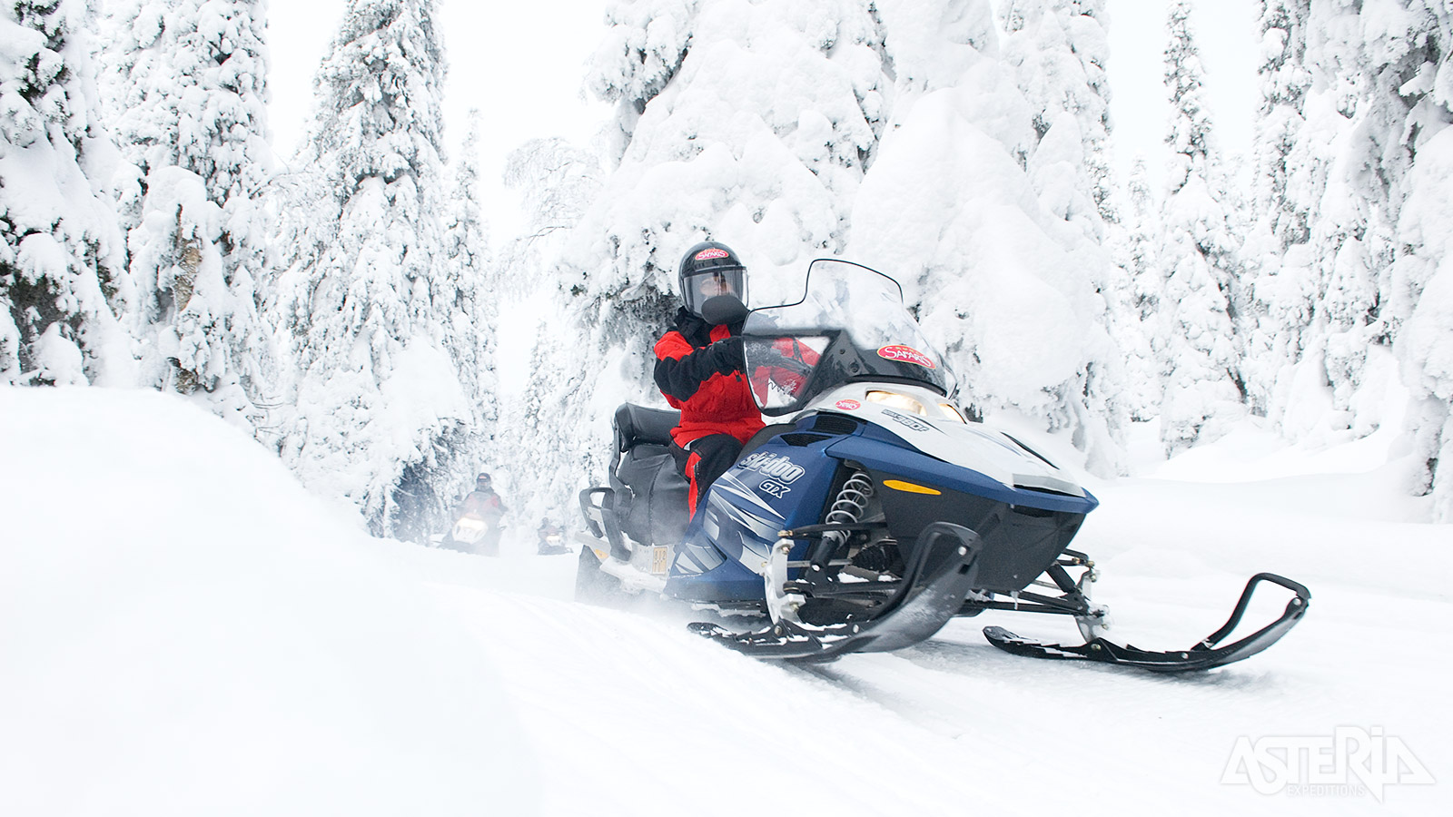 Neem de sneeuwscooter en vertrek voor een tocht in de bossen rond Ruka