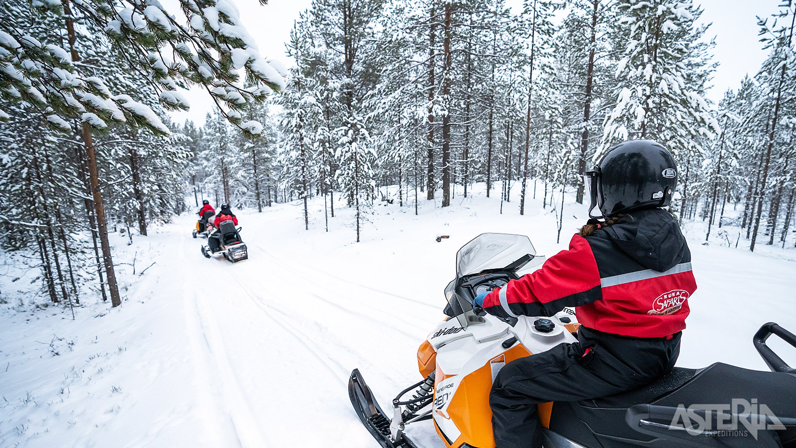 Na een korte instructieles kruip je zelf achter het stuur van je sneeuwscooter