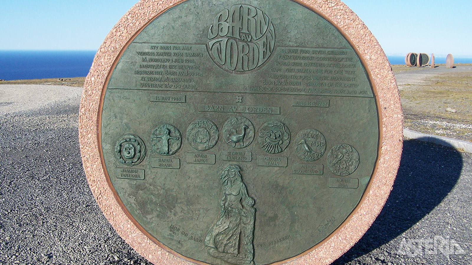 De bronzen plaquettes weerspiegelen de verbondenheid van verschillende culturen, passend bij de Noordkaap als ontmoetingsplek op het einde van de wereld