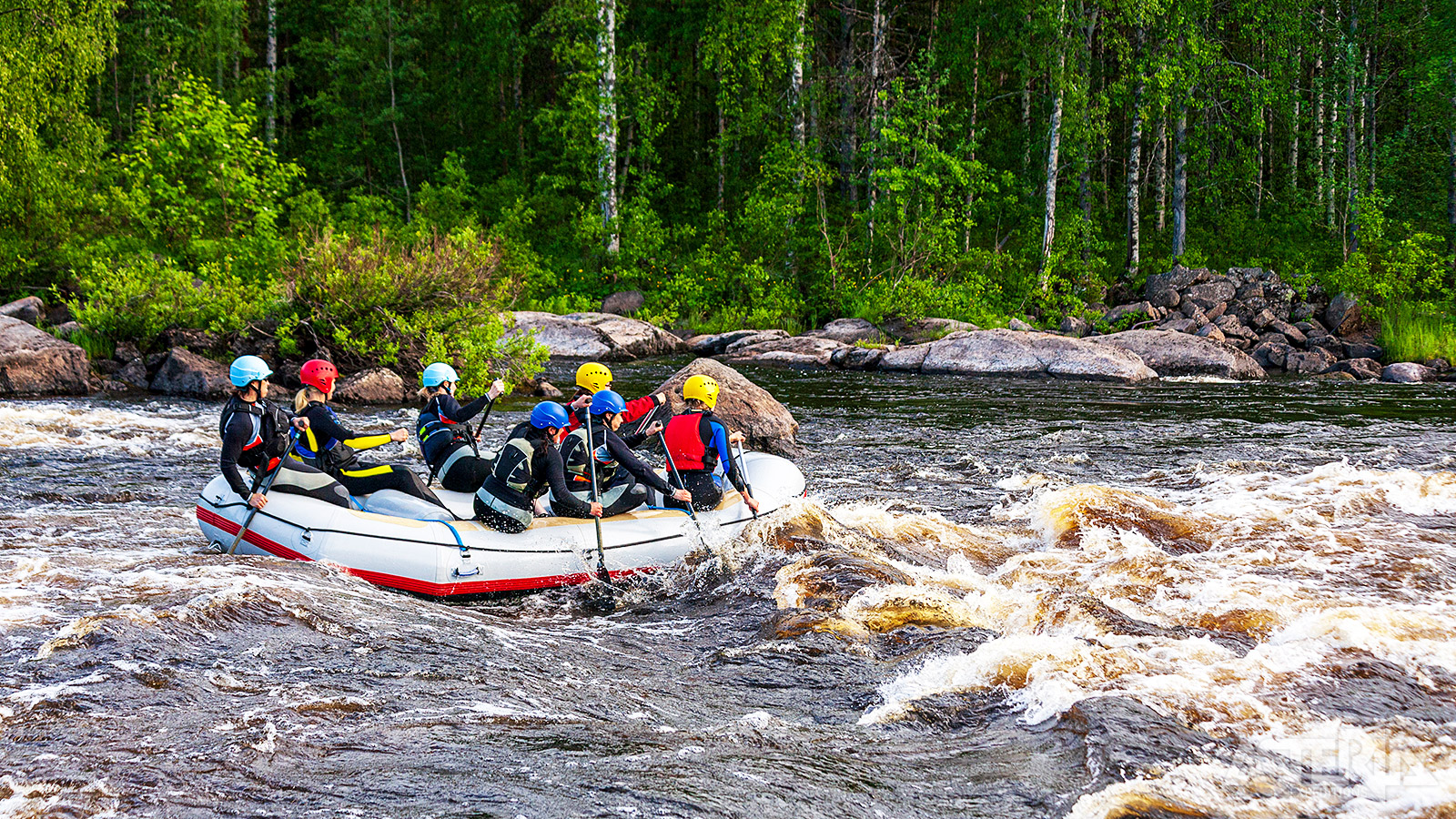 Kies voor een optionele raftingtocht op de Juutua-rivier
