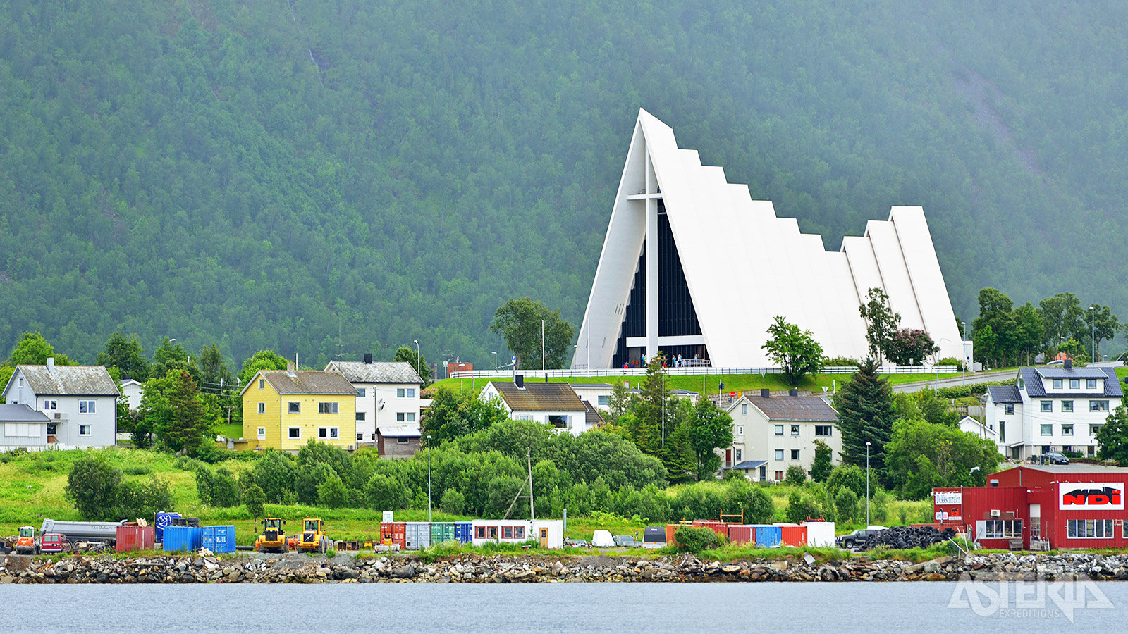 De witte, Arctische kathedraal is één van de meest iconische gebouwen van Tromsø