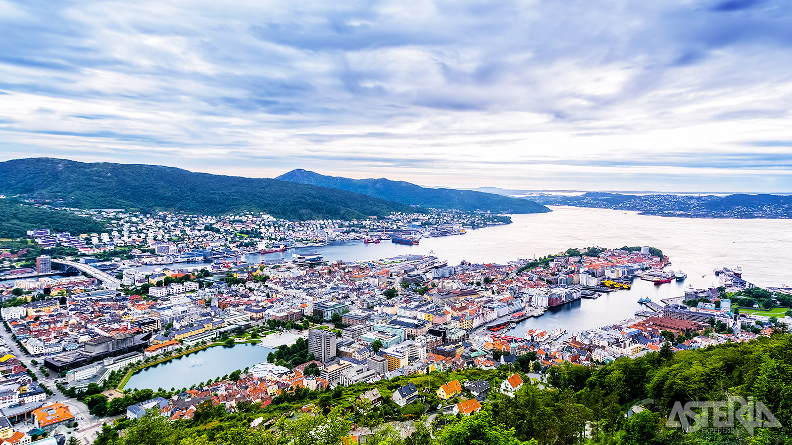 Bergen is de 2de grootste stad van Noorwegen en wordt vaak de ’poort naar de fjorden’ genoemd vanwege de nabijheid van enkele van de mooiste fjorden