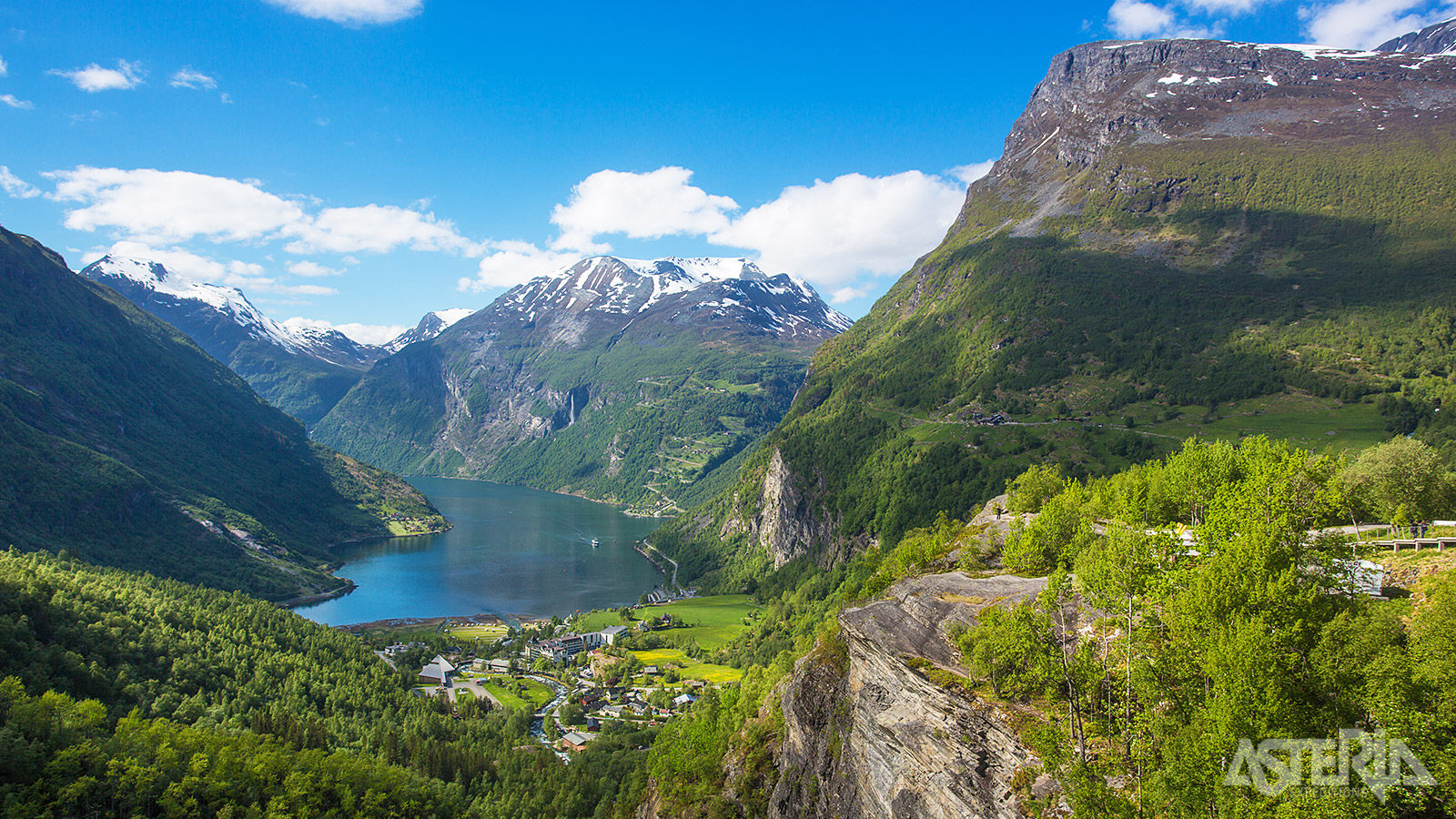 Geirangerfjord staat bekend om zijn dramatische schoonheid, steile bergen, donkergroen water en spectaculaire watervallen