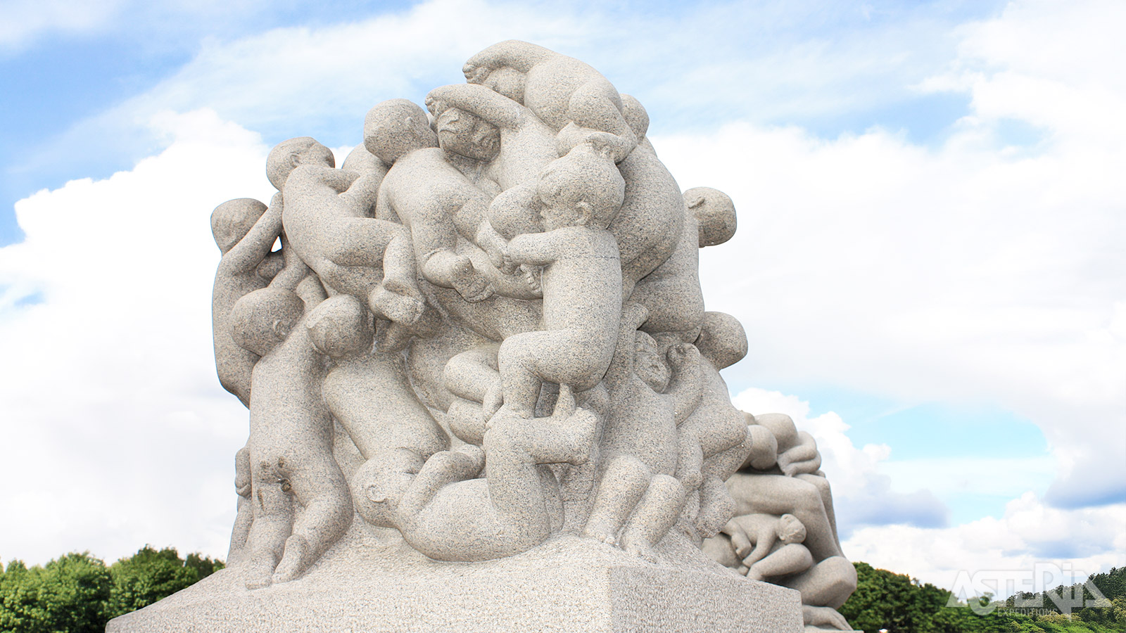 Het Vigelandpark staat bekend om zijn indrukwekkende sculpturen van de Noorse kunstenaar Gustav Vigeland