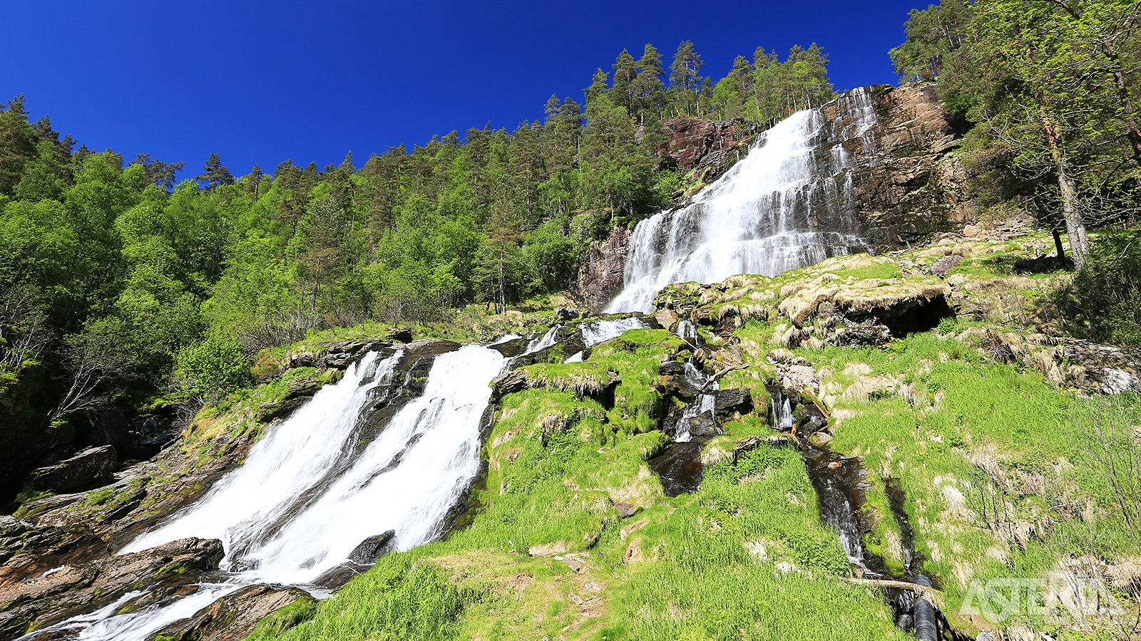 De indrukwekkende Svandalsfossen waterval heeft een hoogte van ongeveer 180m en bestaat uit meerdere trappen