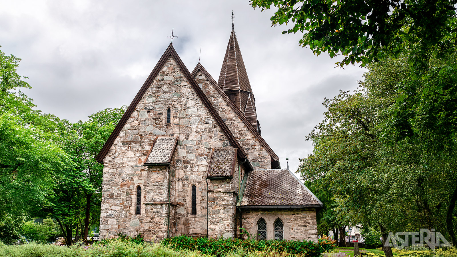 Vangskyrkja is een historische kerk uit de 13de eeuw in het centrum van het stadje Voss