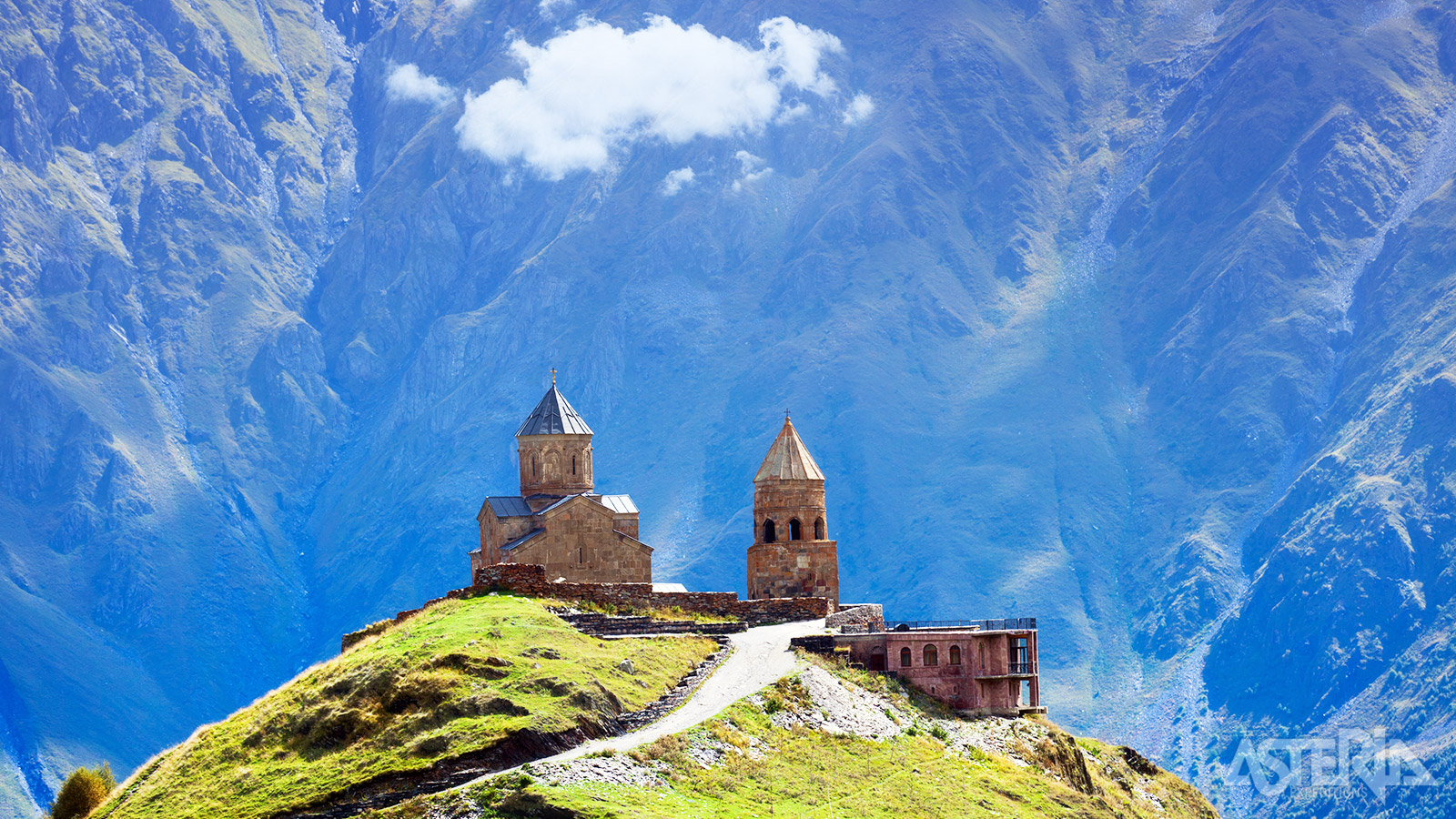 De Gergeti kerk, officieel Drievuldigheidskerk van Gergeti ligt op een hoogte van 2.10m in een overweldigend berglandschap