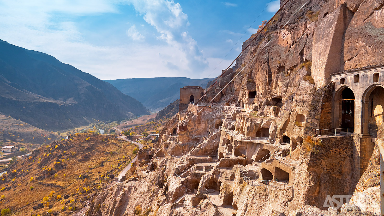 Omdat de grottenstad Vardzia enkel toegankelijk was via een paar goed verborgen tunnels, vormde het een haast onneembare vesting