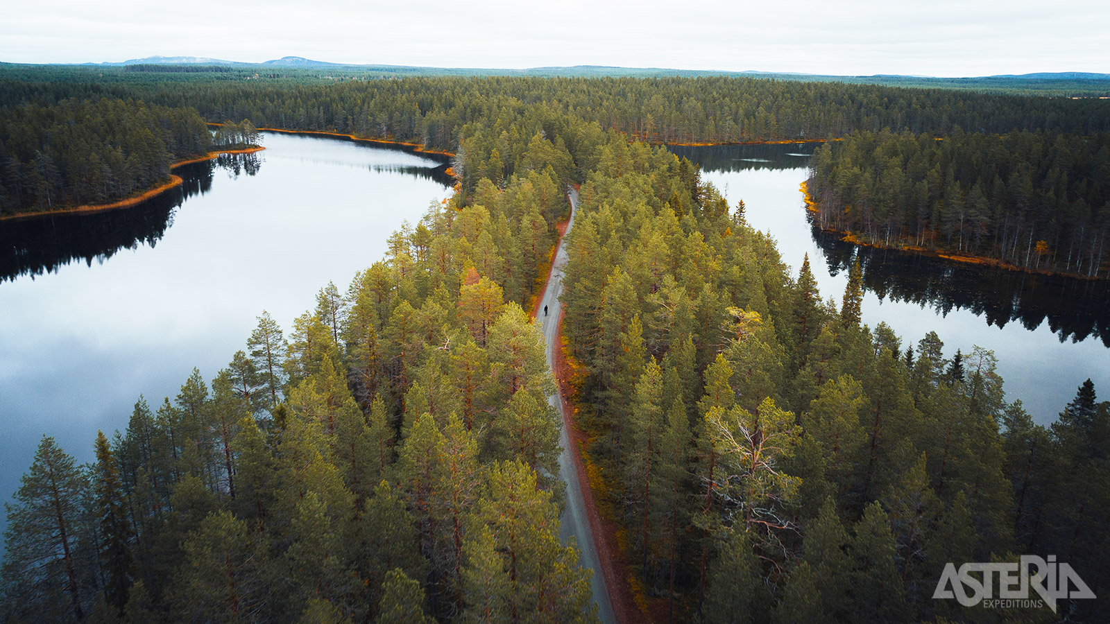 Finland biedt een scala aan gravelpaden voor fietsers van alle niveaus, met uitgestrekte bossen, serene meren en rustige grindwegen