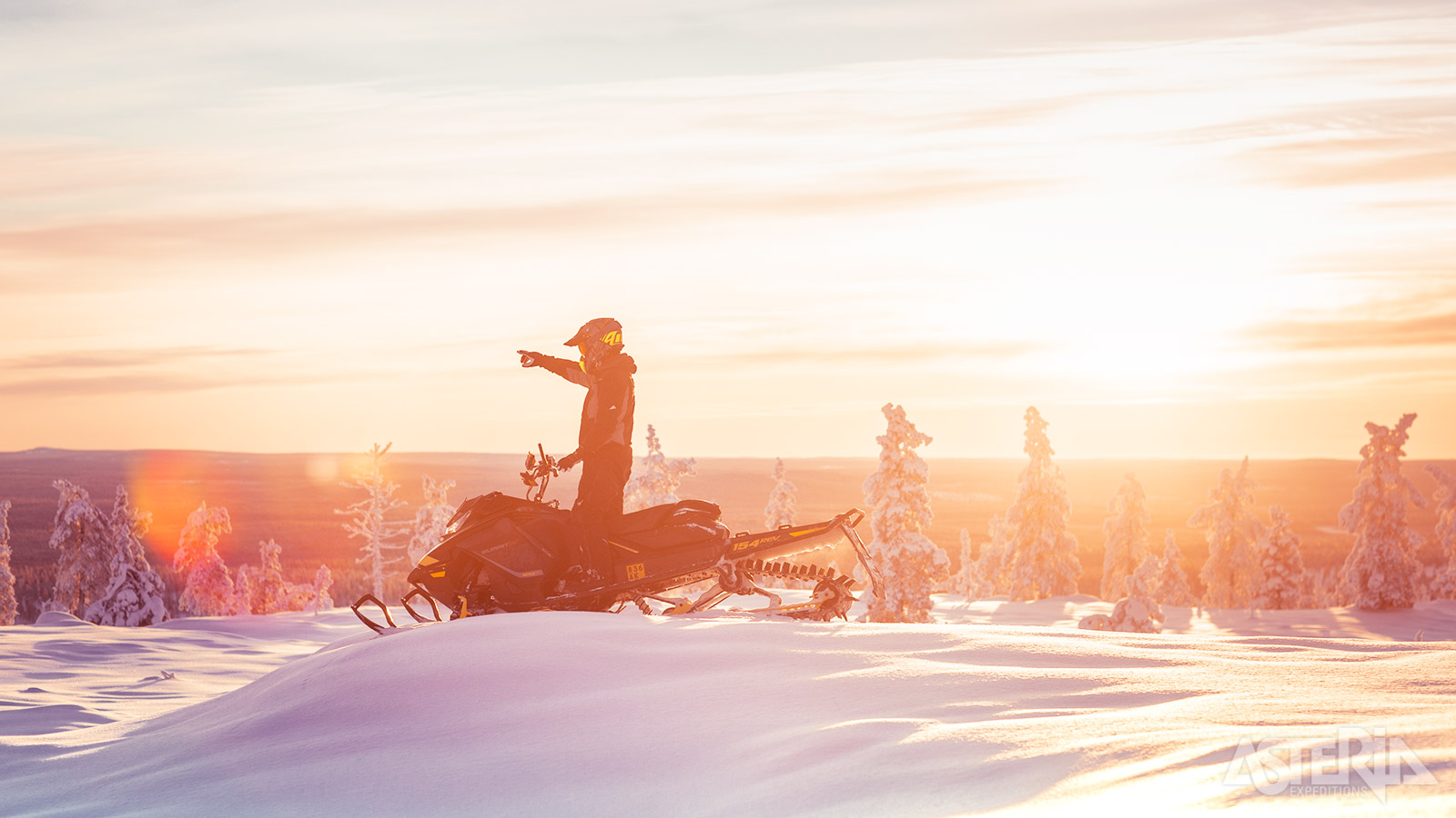 Na een korte uitleg start je de motor van je eigen sneeuwscooter