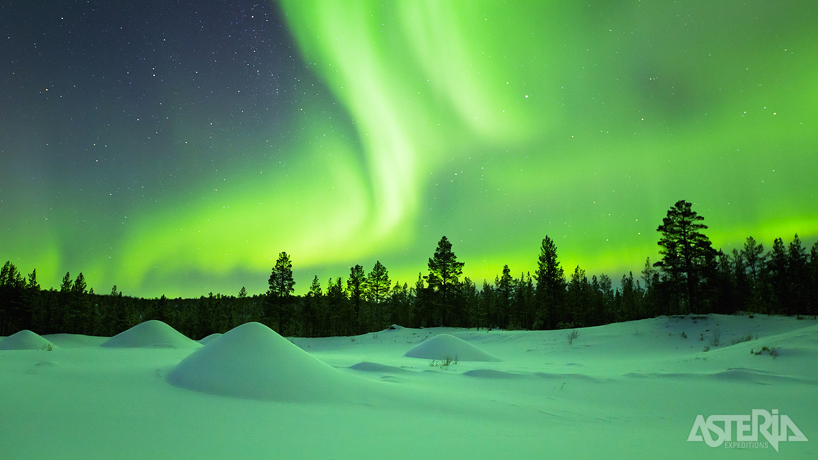 Het noorderlicht of Aurora Borealis, is een betoverend natuurfenomeen waarbij kleurrijke lichtsluiers de nachtelijke hemel verlichten