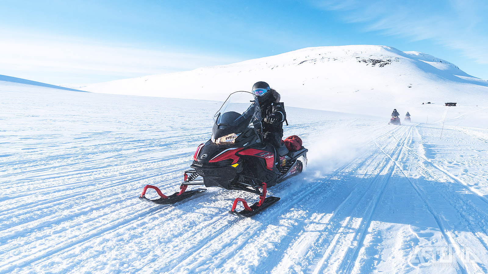 Elke deelnemer beschikt over een eigen sneeuwscooter tijdens de tocht