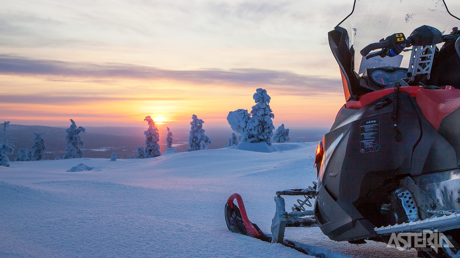 Elke deelnemer beschikt over een eigen sneeuwscooter