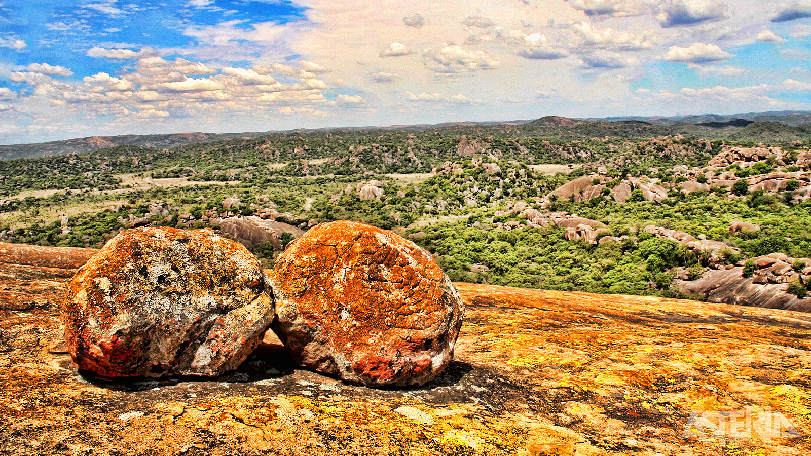 Beklim de rotsen die hoog boven het landschap uitsteken voor een fenomenaal uitzicht