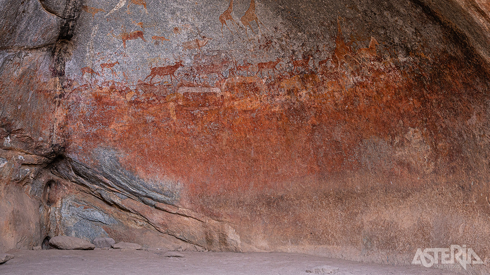 In Matopos Nationaal Park leefden 40.000 jaar geleden al mensen waaronder de San, waarvan meerdere rotstekeningen bewaard zijn gebleven