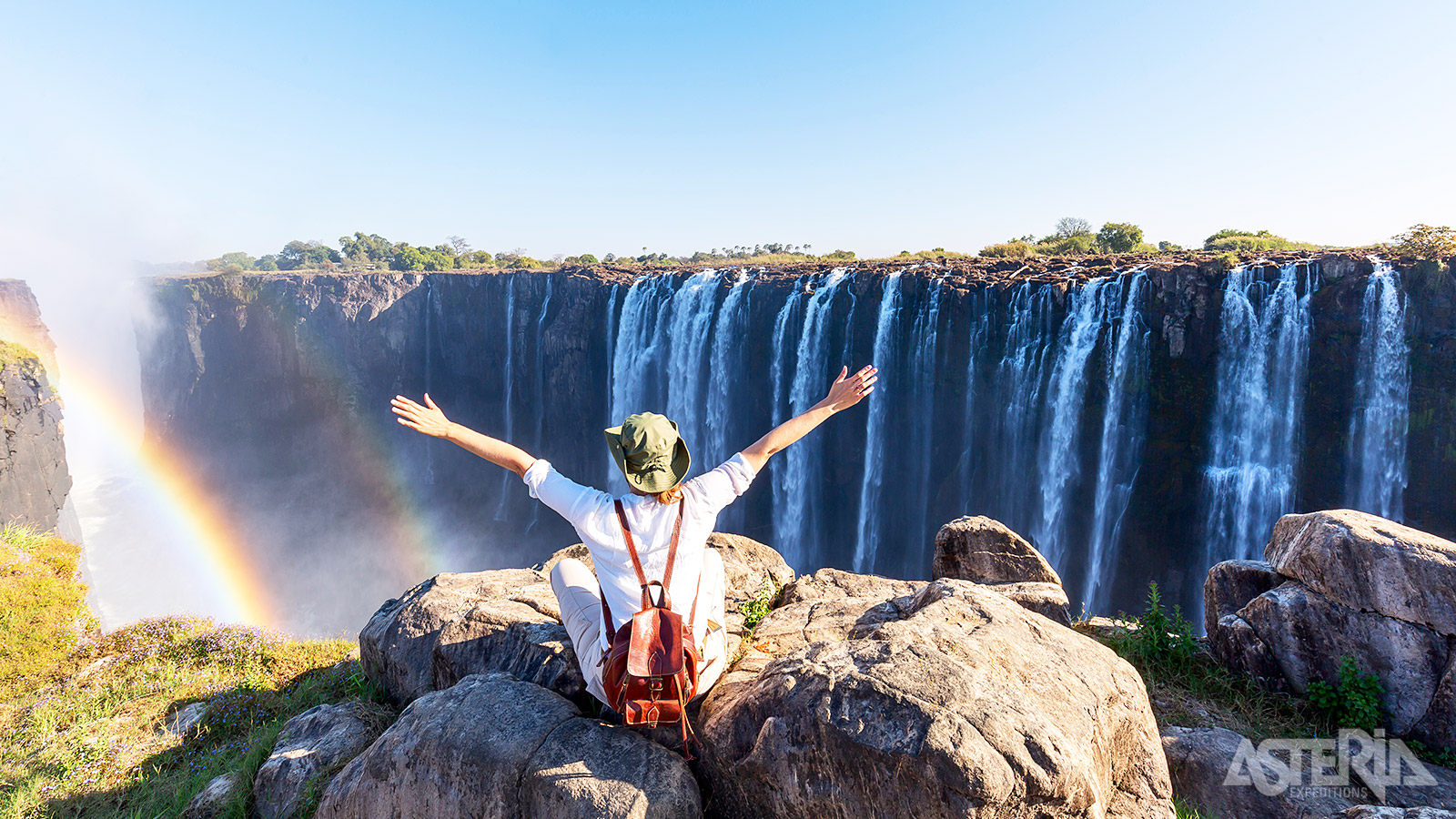 In de Zambezi-rivier op de grens van Zimbabwe en Zambia vind je  de imposante, 1.780m brede Victoria-watervallen