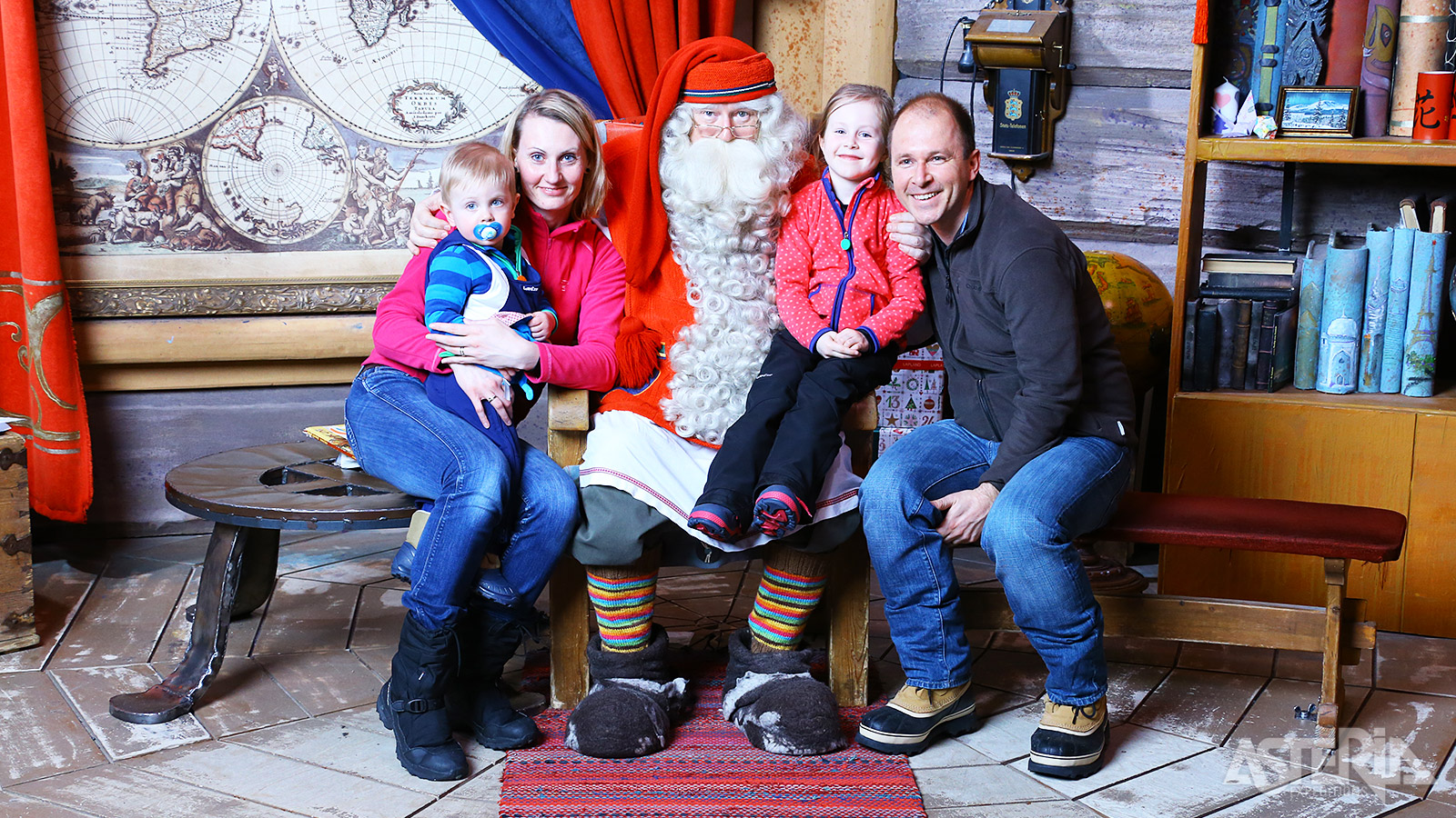 In Santa Claus Village kan je de énige, échte Kerstman van Lapland een bezoekje brengen