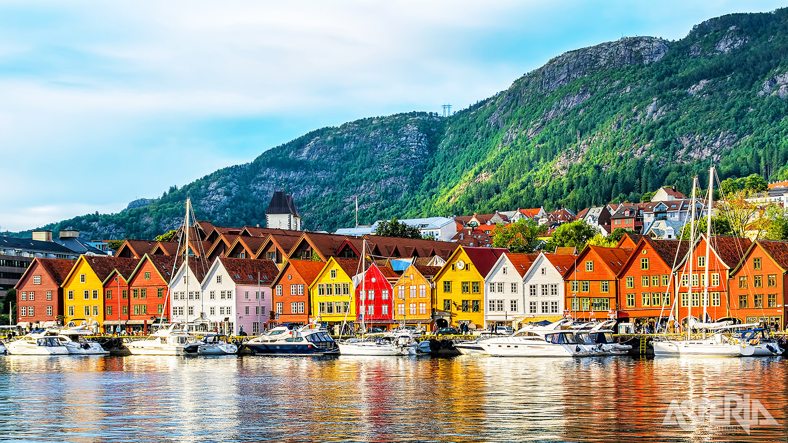 De houten gevels van Bryggen tonen het historisch hart van de Noorse hanzestad Bergen