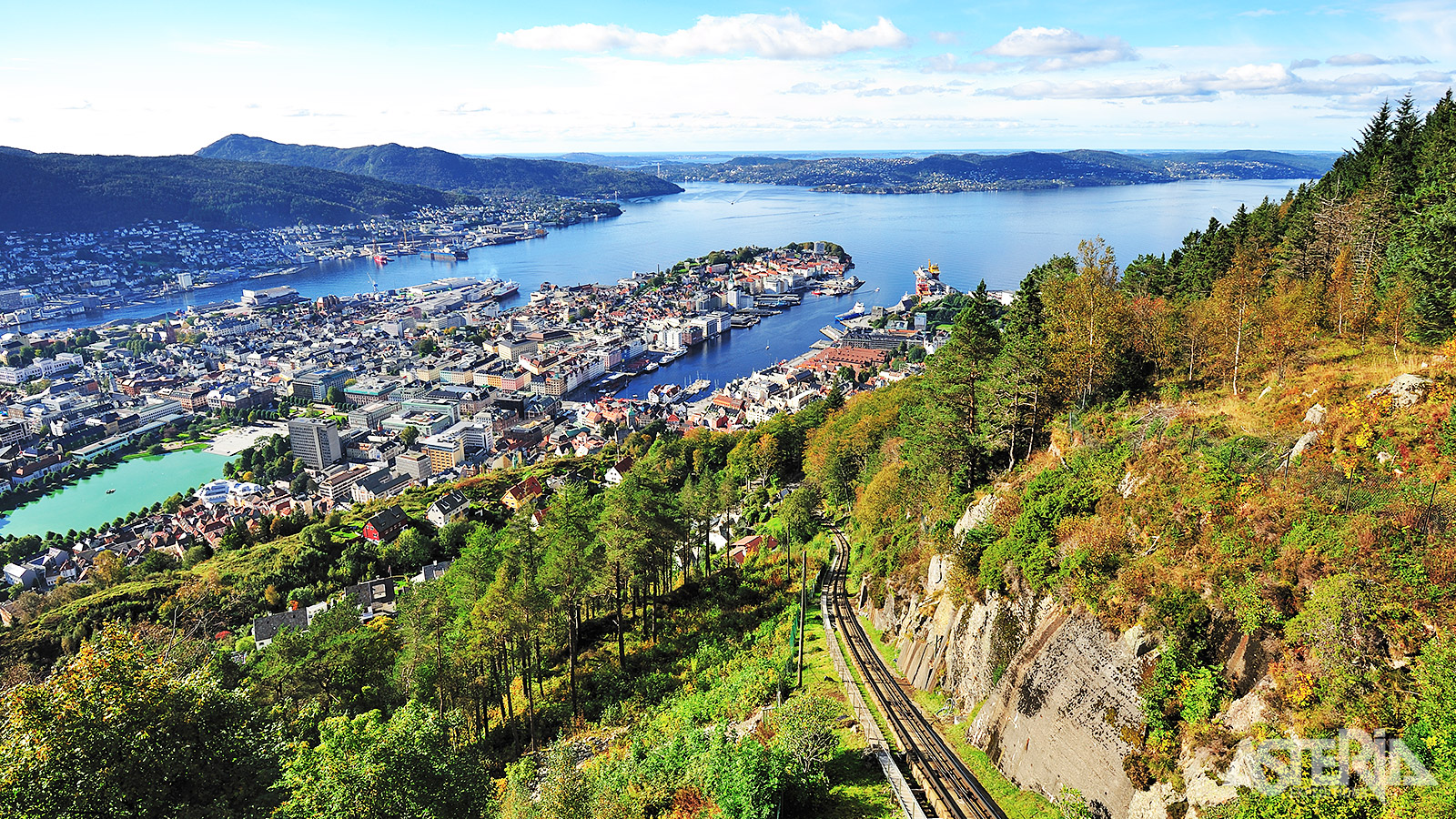 Mount Fløyen biedt een prachtig uitzicht over Bergen, de fjorden en de omliggende bergen
