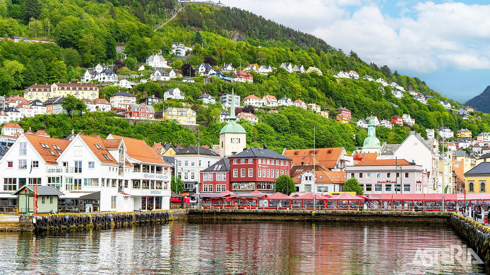 De vismarkt van Bergen (Bergen Fisketorget) is één van de bekendste trekpleisters van de stad