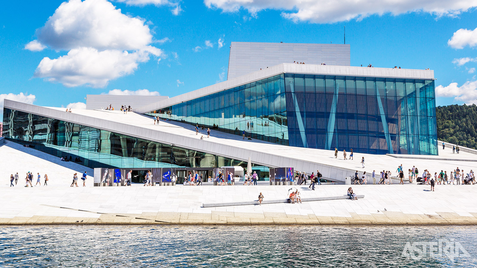 Wandel over het schuine dak van de Oslo Opera en geniet van een panoramisch zicht over de stad