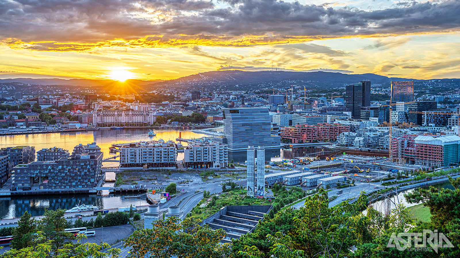 De skyline van Oslo laat de perfecte balans zien tussen moderne architectuur en natuurlijke schoonheid
