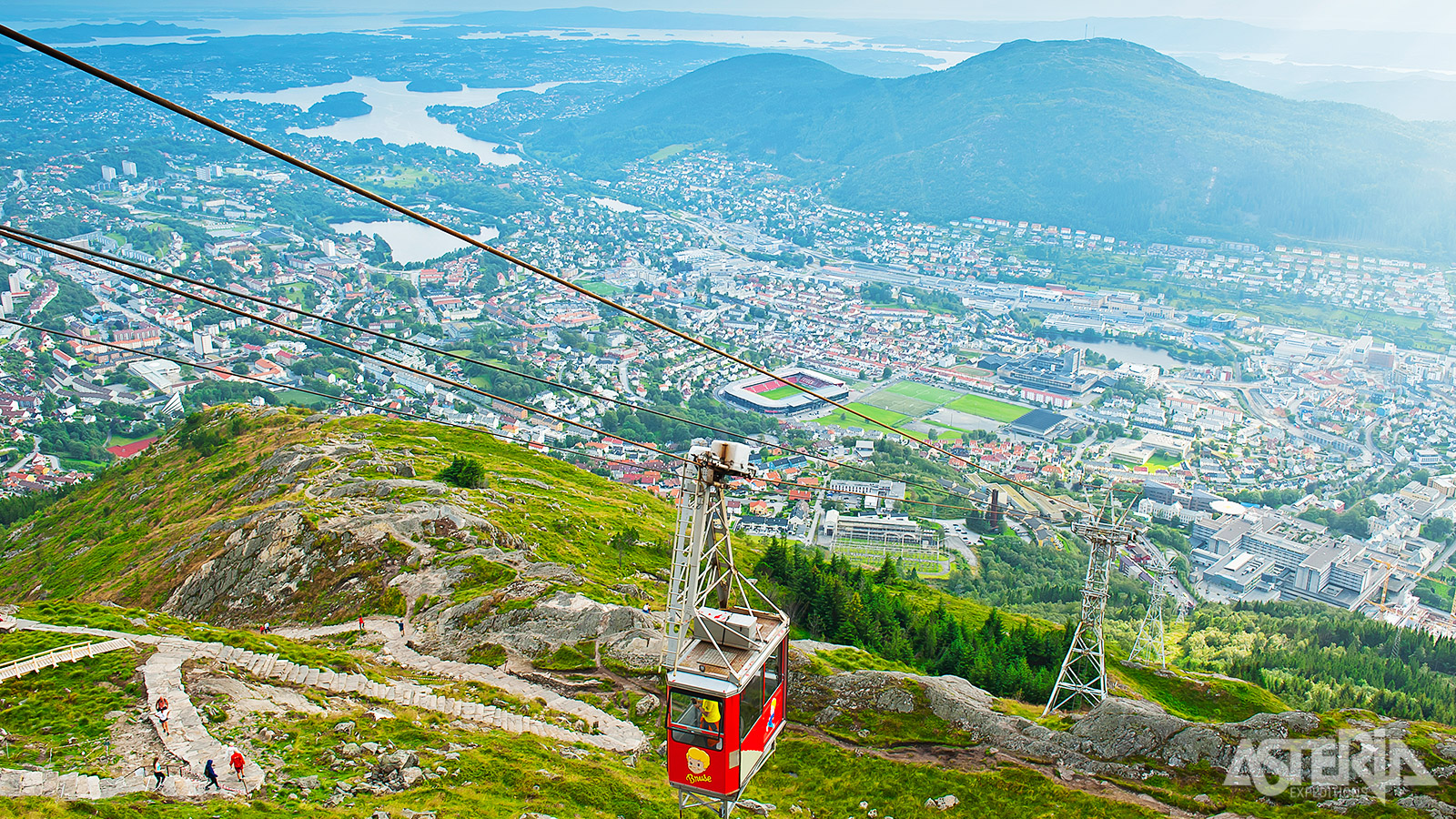 Wil je liever 1.333 treden vermijden, neem dan de kabellift naar de top van Mount Ulriken