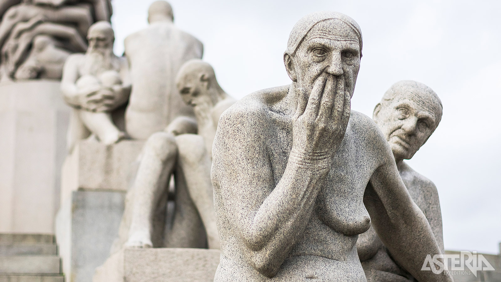 Het beeld van de oude vrouw met haar hand voor de mond nodigt uit tot reflectie en respect voor de stilte van het leven
