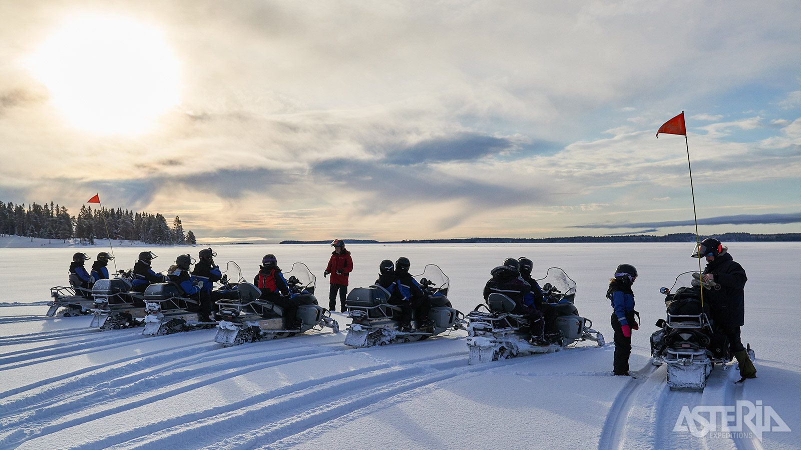 Per sneeuwscooter verken je Botnische Golf met zijn bevroren zee en de vele eilanden