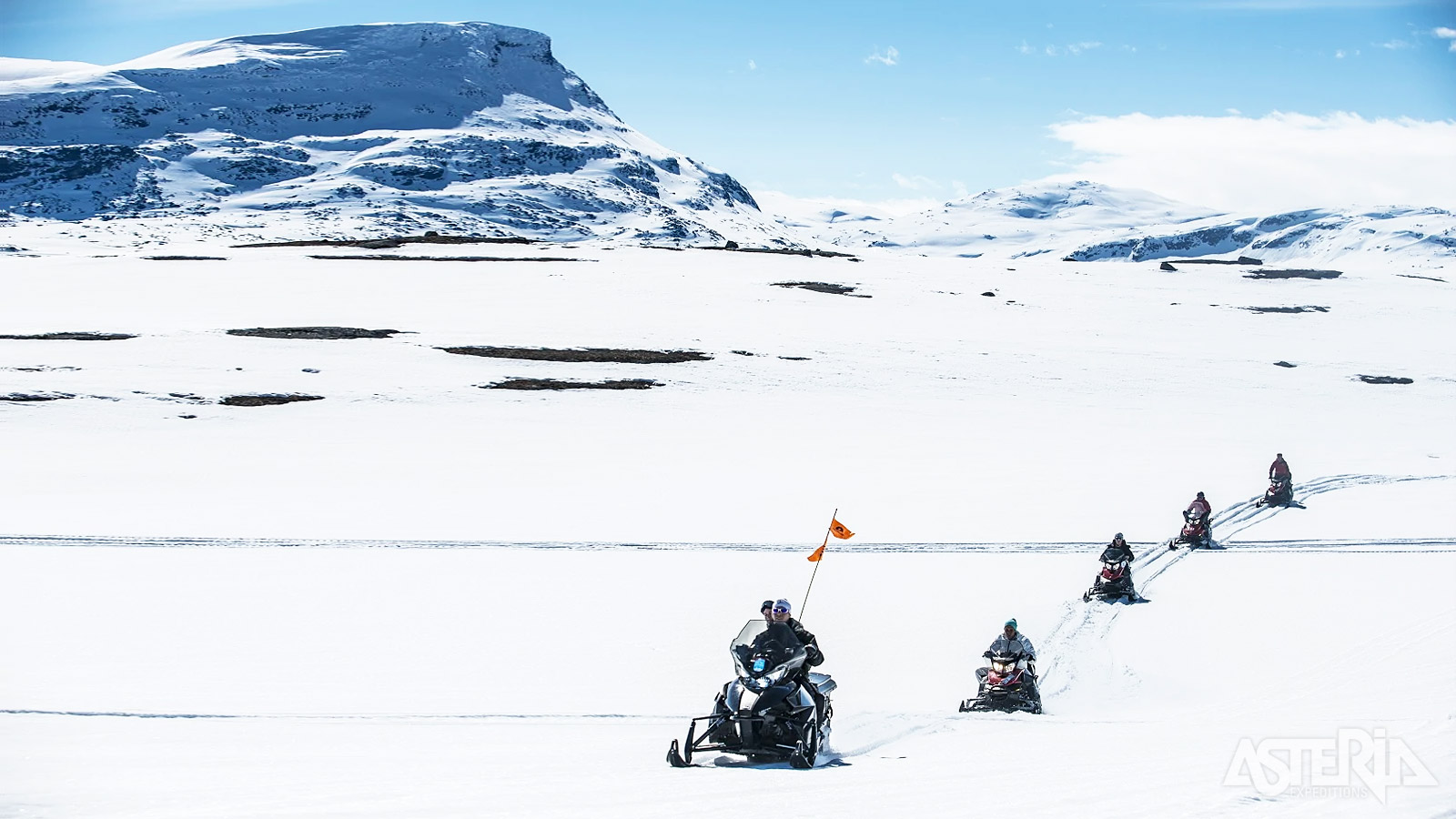Ook voor wie al met een sneeuwscooter heeft gereden door besneeuwde bossen en op bevroren meren, is deze tocht een aanrader
