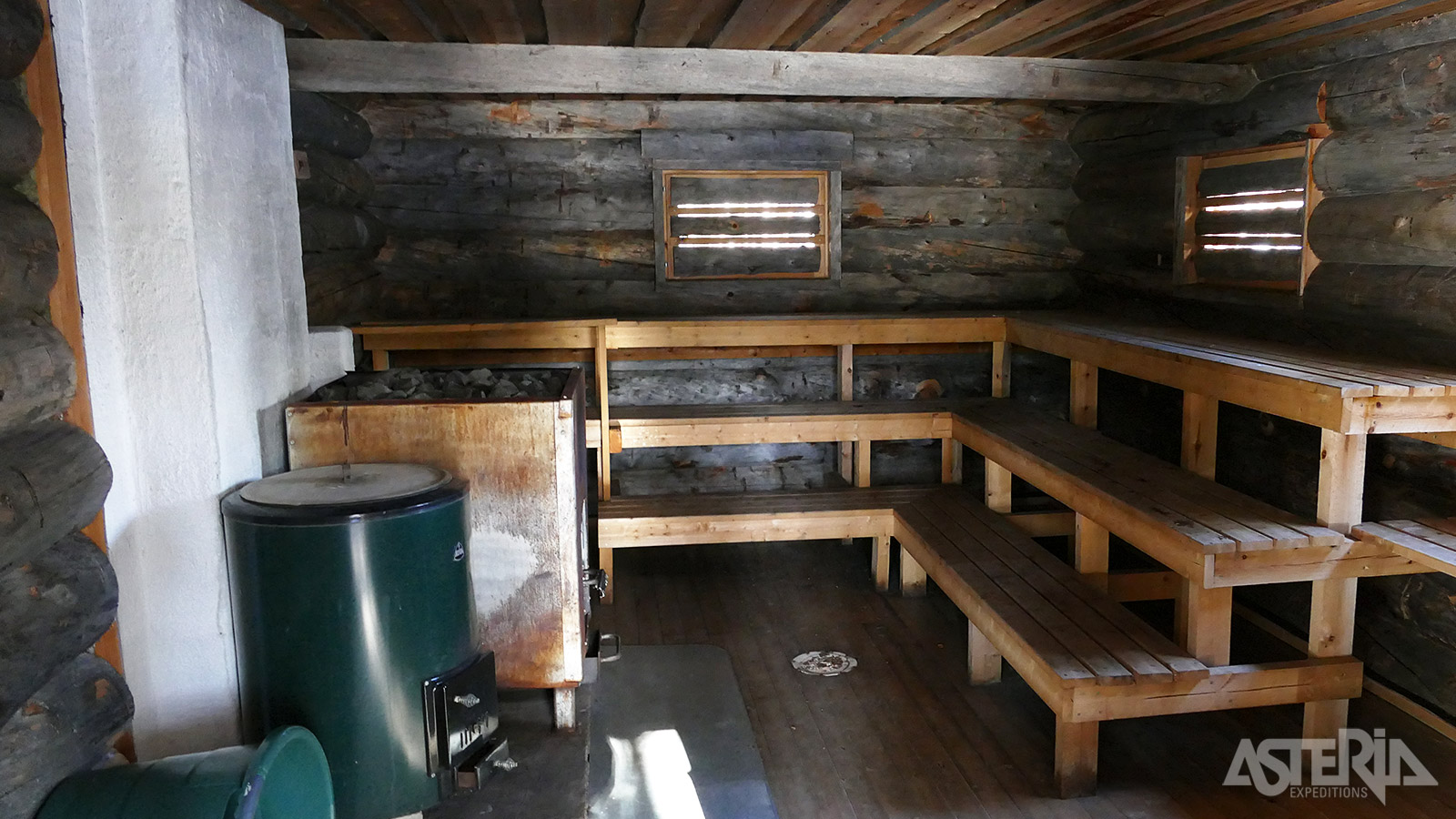 s Avonds kan je lekker ontspannen in de houtgestookte sauna