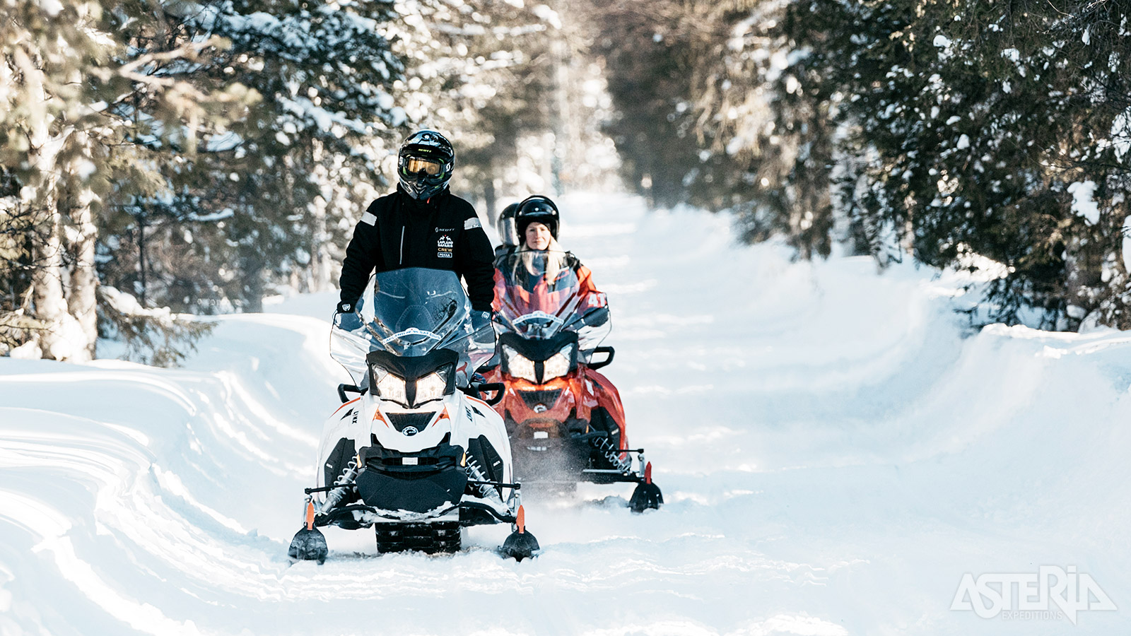 Na een korte instructieles ben je klaar om te vertrekken op sneeuwscootersafari